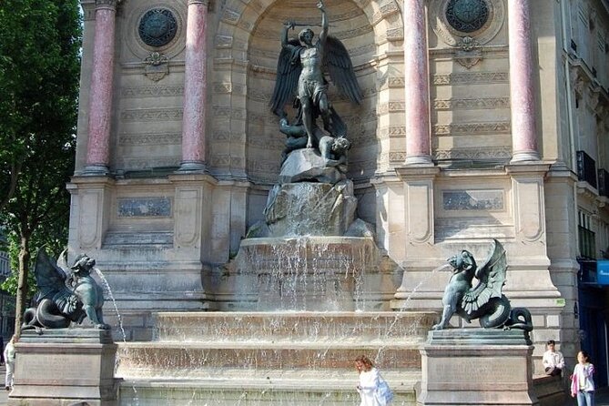Private Tour with Tickets to the Louvre Museum & Crepes - Pont Neuf and Place Dauphine: Paris begins on the river