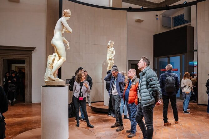 Private Uffizi Gallery Guided Tour in Florence - Meeting at the Leonardo statue