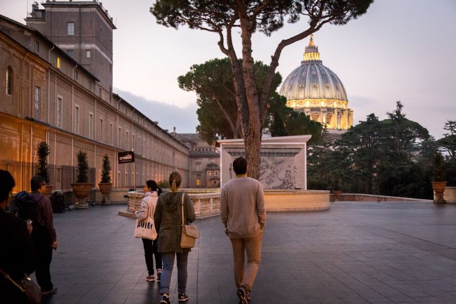 Rome: Breakfast & Tour of Vatican Museums & Sistine Chapel - Dress, bags, timing, and comfort