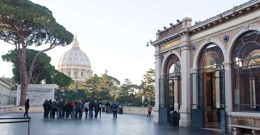 Rome: Skip the line Vatican Museums & Sistine Chapel Tour - Renaissance maps and woven scenes