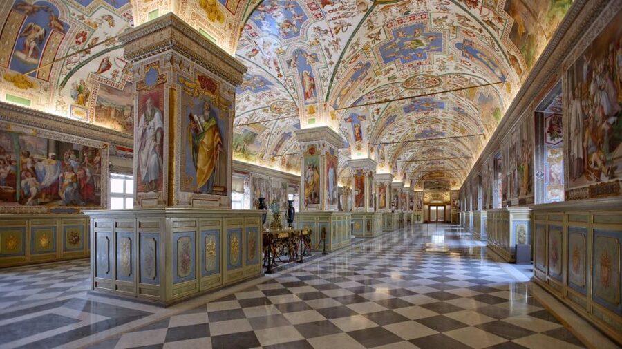 Rome: Vatican Museums, Colosseum, and Roman Forum Tour - The short break before the Colosseum