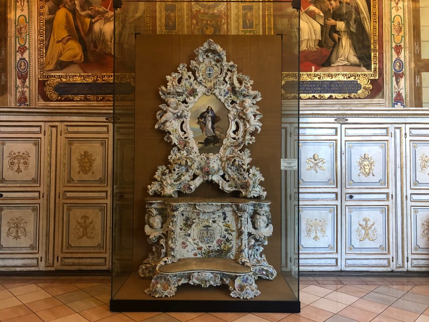 Rome: Vatican Museums & Sistine Chapel Ticket with Host - The map gallery and woven wall hangings