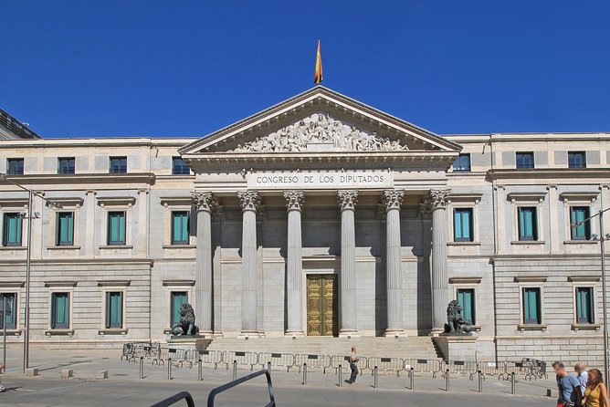Royal Palace & Prado Museum Skip the Line Guided Tour - Walking through Madrid’s old center
