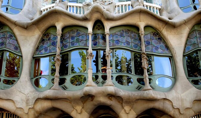 Self-Guided Audio Tour-The Surrealist Barcelona of Dalí and Gaudí - Palau Güell and Gaudí’s Catalan Modernism