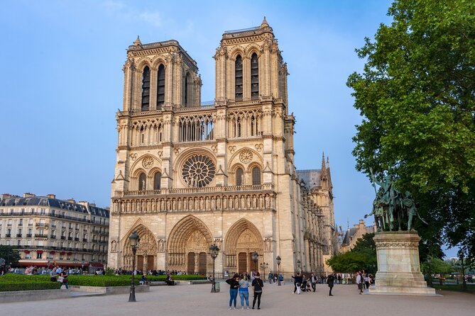 Skip-the-line Notre-Dame Cathedral, Louvre, Paris City Tour - Guides, stories, and the pace of the walk