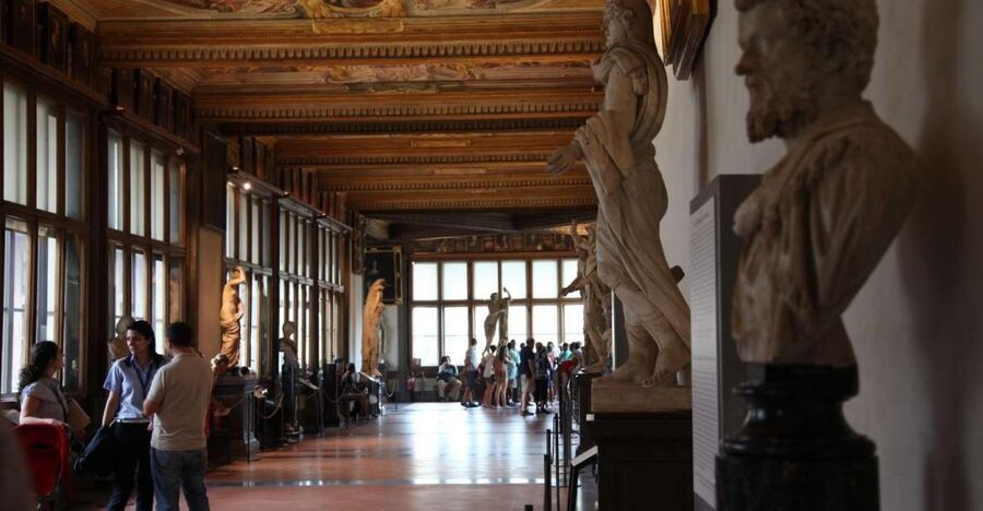 Skip-the-line Uffizi Gallery Reserved Entrance Tickets - Meeting the assistant at Piazzale degli Uffizi
