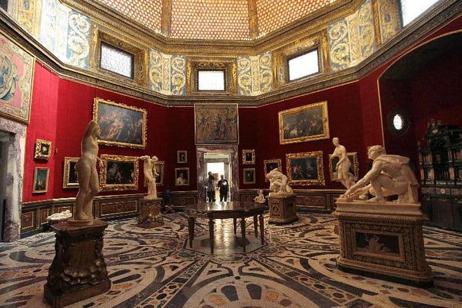 Small Group Uffizi Gallery Guided Tour - Meeting at the Leonardo da Vinci statue