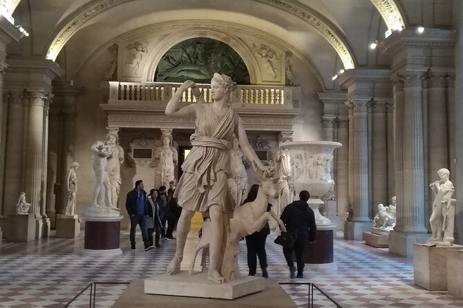 The Louvre for the first time. A Private Guided Tour - Meeting at the Pyramid and getting started