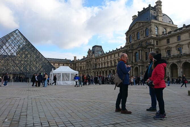 The Louvre for the first time. A Private Guided Tour - Hearing the guide in the Mona Lisa room