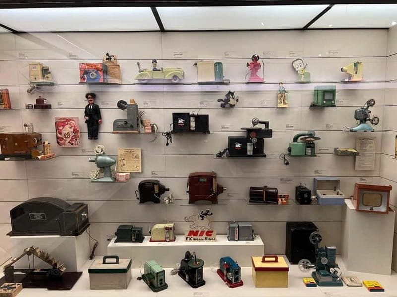 Toy Museum: toys belonging to Anna Maria and Salvador Dalí and García Lorca - Mexican puppets and the artists who collected them