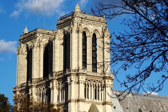 Treasure Hunt in Paris – From the Panthéon to the Louvre - The final chest in front of the Louvre