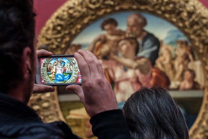 Uffizi Gallery Entrance Ticket with Priority Access - Meeting the assistant outside the museum