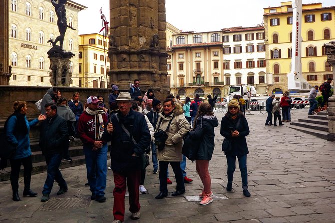 Uffizi Gallery Guided Tour: Masterpieces of the Renaissance - Meeting at the Leonardo da Vinci statue