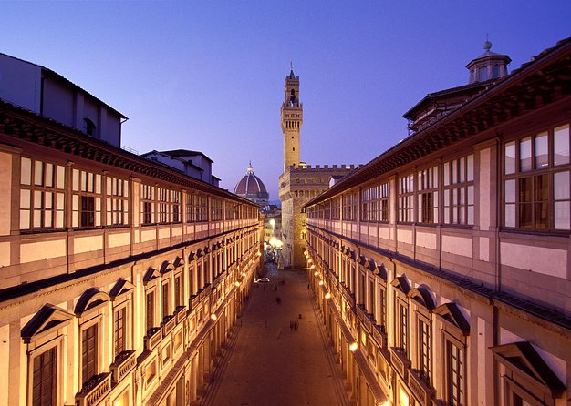 Uffizi Gallery: Small Group Tour - Entering the Uffizi with a small group