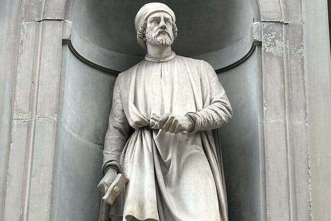 Uffizi Gallery Timed Tickets with Audio guide - Finding the host at Piazzale degli Uffizi 6