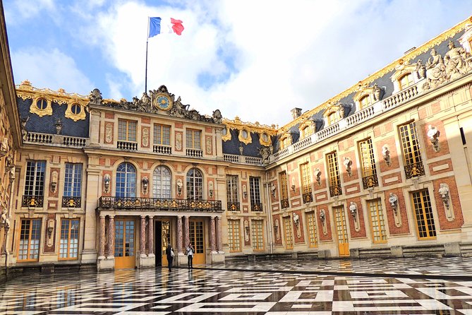 Versailles and Louvre Museum Access and Tour - The midday break is the most important detail to understand