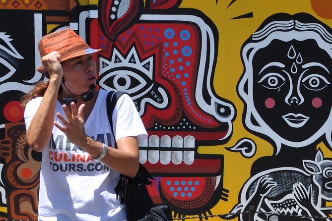 Wynwood Food & Art Tour - exclusive access to the Wynwood Walls - Reading the murals around Wynwood