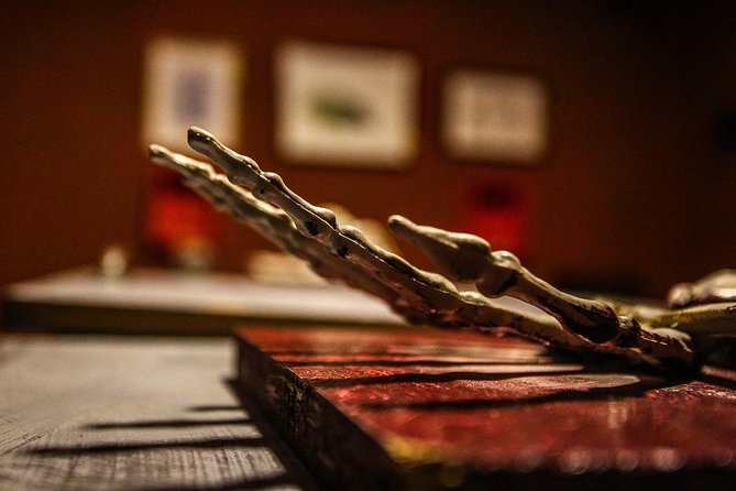 Xcape Room Bcn: Corpse Gallery Escape Room Barcelona - The 1985 murder case sets the tone